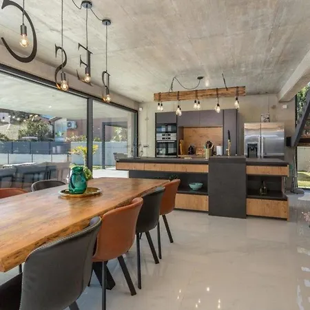 Luxusvilla Lorkia Mit Pool Semesterbostad Baška